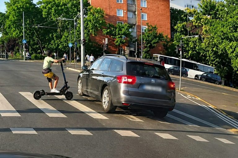 VIDEO ȘOCANT: Un copil trece cu trotineta pe roșu și evită în ultimul moment un impact TRAGIC