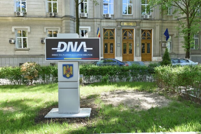 Profesoară trimisă în judecată, după ce ar fi cerut 500 de euro pentru diplome false de Bacalaureat și licență. DNA: A invocat influență în Ministerul Educației