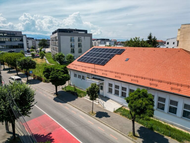 FOTO – Sibiul devine tot mai verde: panouri fotovoltaice pe 10 clădiri publice și planuri pentru stocarea energiei