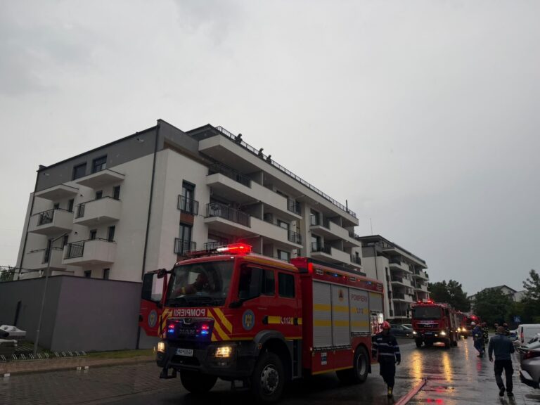 FOTO: EXPLOZIE într-un apartament din Sibiu! Zeci de oameni evacuați de urgență