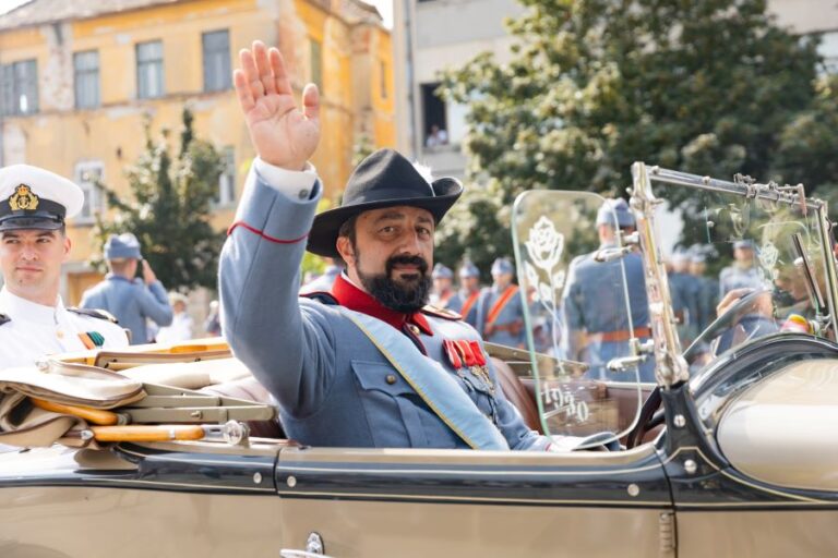 Mii de sibieni au ieșit astăzi în întâmpinarea Regelui Ferdinand I. Reconstituire istorică la 100 de ani