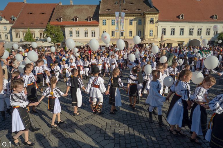 Un eveniment care merită văzut! Flashmob SPECTACULOS cu sute de dansatori în centrul Sibiului