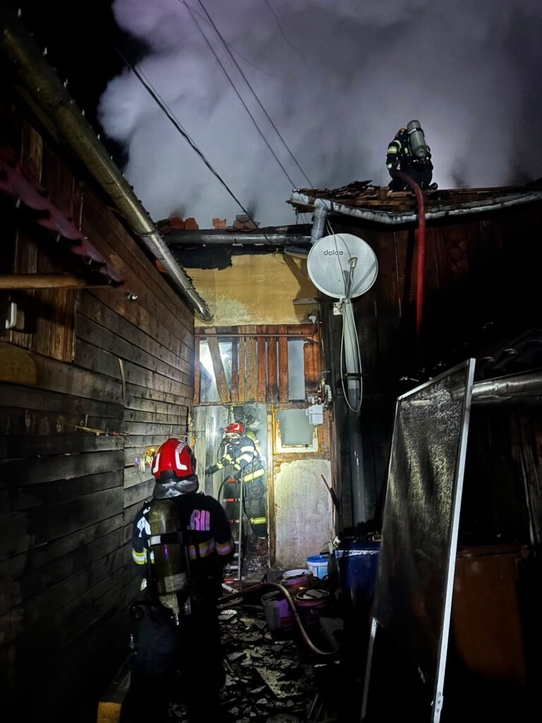 FOTO/ULTIMA ORĂ: Flăcări uriașe în miez de noapte! O casă din Cisnădie, mistuită complet de incendiu