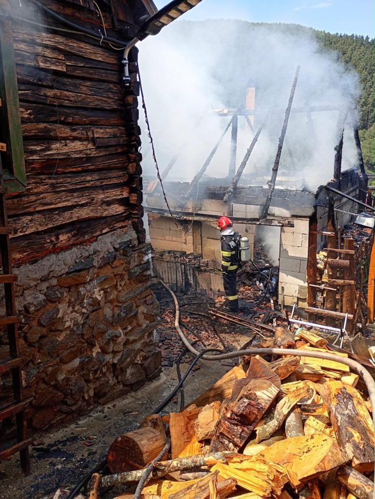 FOTO: Flăcările au făcut prăpăd în Gura Râului! O casă și o anexă, mistuite complet de FOC