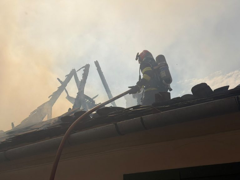 UPDATE. O casă și o anexă din Dumbrăveni a luat foc