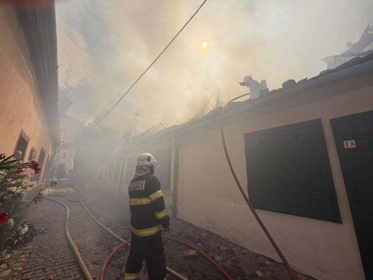 VIDEO/FOTO: Incendiu DEVASTATOR în centrul Sibiului! Trei apartamente și o casă au fost AFECTATE