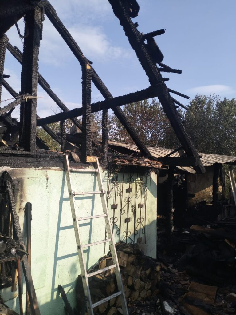 FOTO/ULTIMA ORĂ: Incendiu devastator la Tălmaciu: o casă și o anexă, cuprinse de flăcări. O femeie a ajuns la spital