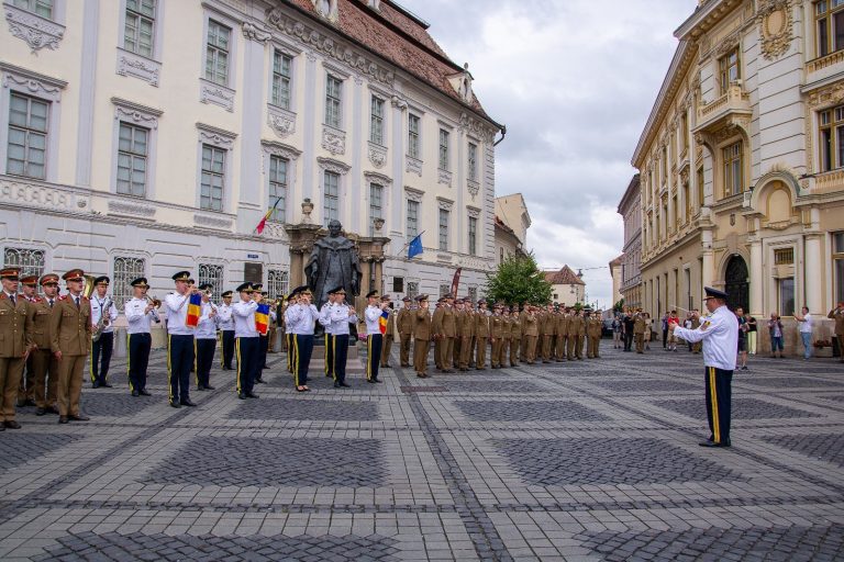 Ziua în care visul devine uniformă. 90 de tineri vor primi primul grad de ofițer în Piața Mare din Sibiu