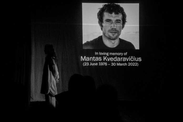 Triumful teatrului independent sibian: Spectacolul „MANTAS”, scris și regizat de Bogdan Sărătean, a câștigat Trofeul Festivalului Underground din Arad