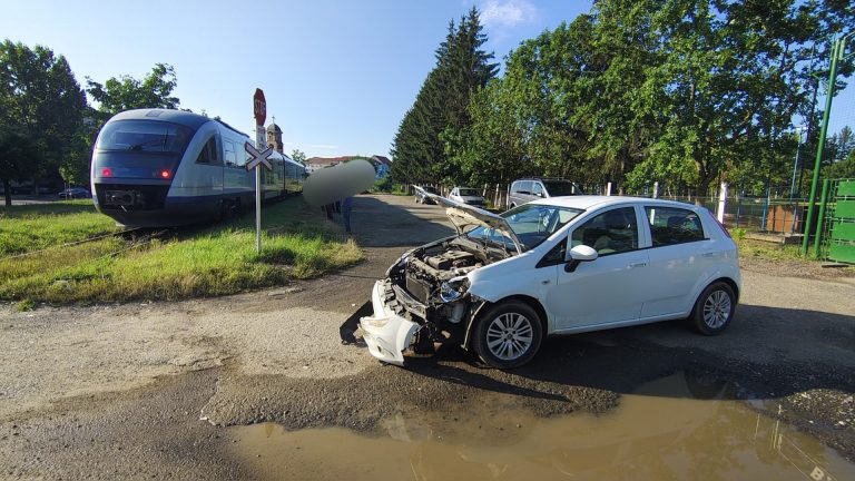 FOTO/ULTIMA ORĂ: Mașină LOVITĂ DE TREN în Sibiu. Conducătoarea auto a avut MARE NOROC