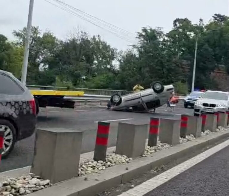 FOTO/VIDEO: Un autoturism s-a RĂSTURNAT pe Șoseaua Alba Iulia