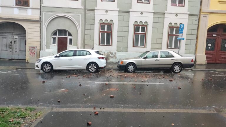 FOTO/ULTIMA ORĂ: Incident grav în Sibiu! Un horn vechi s-a desprins și a lovit trei mașini