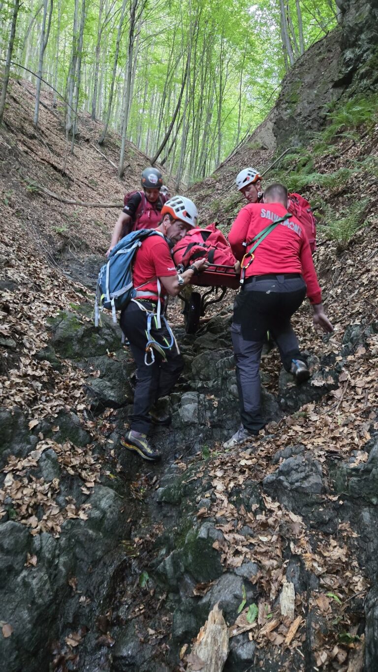 ULTIMA ORĂ: Alertă pe traseele montane din Sibiu: motociclist de enduro rănit într-un accident