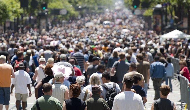 GRAFIC – Semnal de alarmă fără precedent: Tot mai mulți români spun că AR RENUNȚA la democrație. Își doresc un regim AUTORITAR?