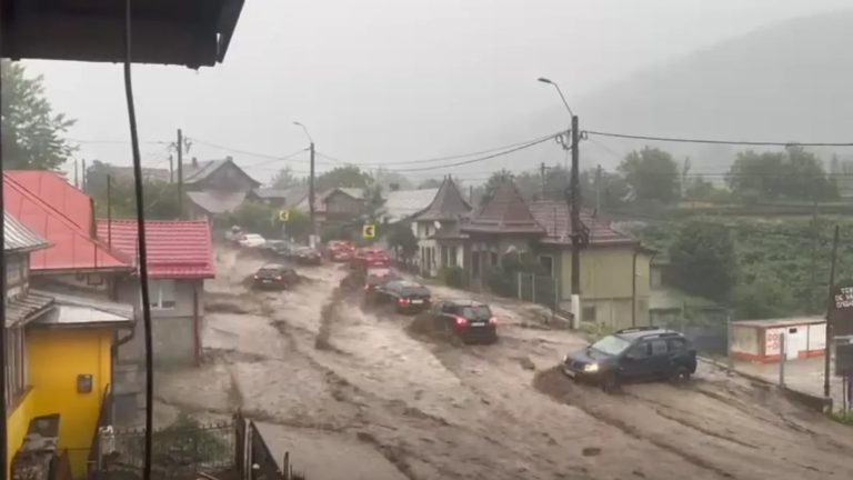 VIDEO: Rupere de nori în România Torenții au MĂTURAT Bușteniul și au blocat complet circulația