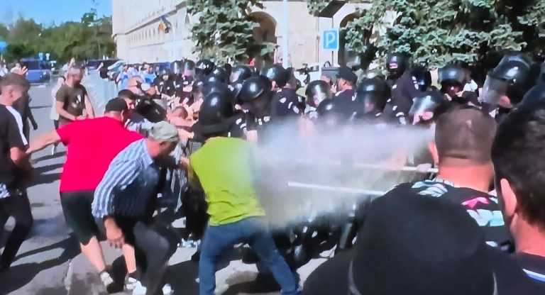 FOTO/VIDEO: Scandal uriaș în fața ANSVSA! Oierii au rupt gardurile și au încercat să intre în instituție, jandarmii au folosit spray lacrimogen