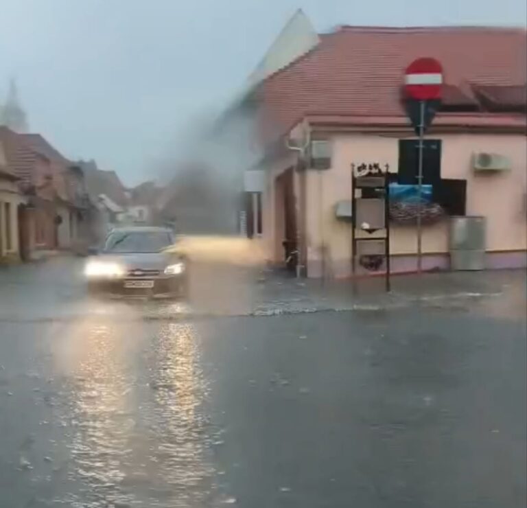 VIDEO/FOTO: Rupere de nori peste Mediaș! Orașul, înghițit de ape în câteva minute