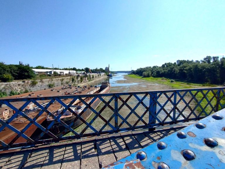 FOTO: Dunărea se USUCĂ văzând cu ochii. Vapoarele zac în nămol, iar specialiștii avertizează că urmează zile dificile