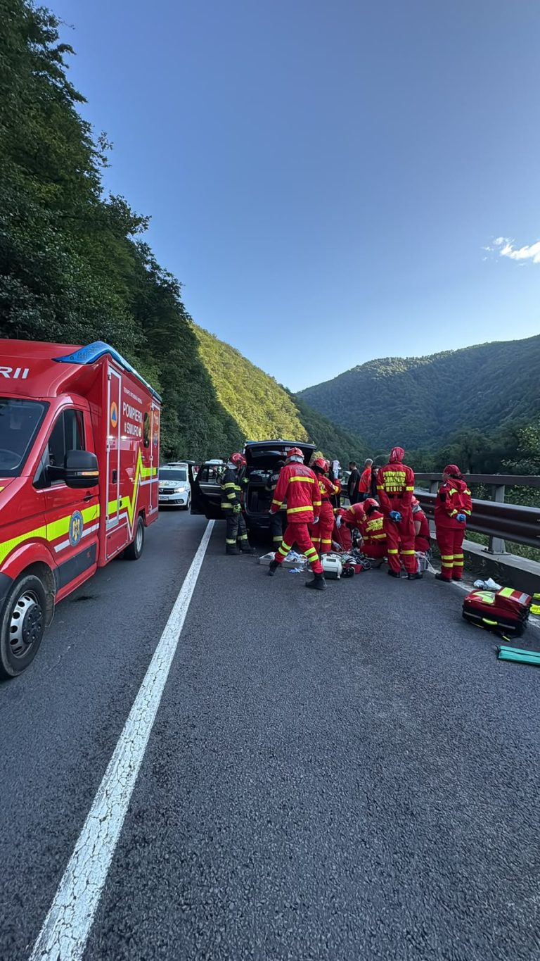 FOTO/ULTIMA ORĂ: TRAGEDIE pe Valea Oltului. O stâncă s-a prăbușit peste o mașină, un bărbat A MURIT