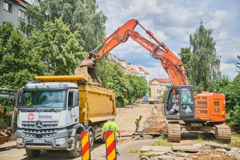 FOTO – Lucrările de pe strada Muncel accelerează: încep intervențiile la drum și trotuare
