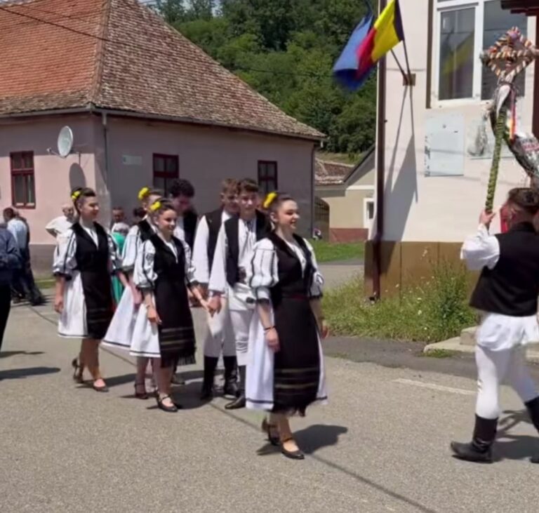 VIDEO/FOTO: Tinerii din Șoala dau o lecție de respect pentru tradiții. Alai de nuntă în port popular și cântece autentice