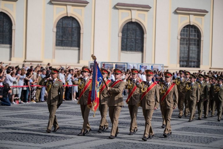 Sibiul cinstește unul dintre cele mai puternice simboluri ale României. Ceremonie în Piața Mare