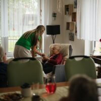 Criză în îngrijirea vârstnicilor: Furnizorii de servicii sociale avertizează că un loc într-un cămin costă cel puțin 6.100 de lei pe lună