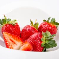 Studiu alarmant: 88% dintre căpșunile din supermarketurile europene conțin pesticide. Singura țară care surprinde prin rezultate