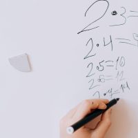 Modul în care scrii cifra 2 poate spune multe despre personalitatea ta. Ce susțin experții în grafologie