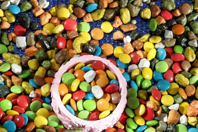 Coloranții artificiali dispar din alimente. De ce renunță Nestlé și Mars la aditivii sintetici și care este adevăratul risc pentru sănătate