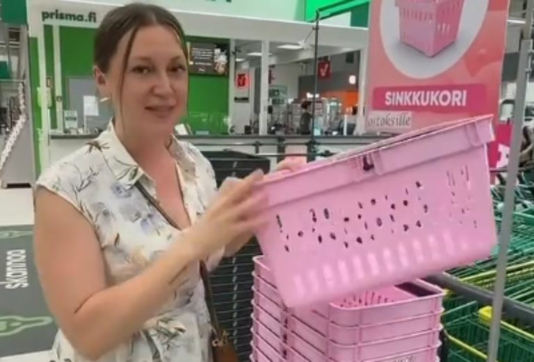 VIDEO - Coșul roz care spune „Sunt singur”: noul trend din Finlanda transformă supermarketul într-un loc de întâlniri