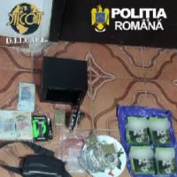 Trafic de droguri la Sibiu: doi bărbați reținuți după ce vindeau droguri și alprazolam direct de la fereastra unei locuințe