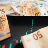 Fitch avertizează România, înainte de verdictul din 31 iulie: Țara riscă să piardă 6,5 miliarde de euro din PNRR dacă reformele întârzie