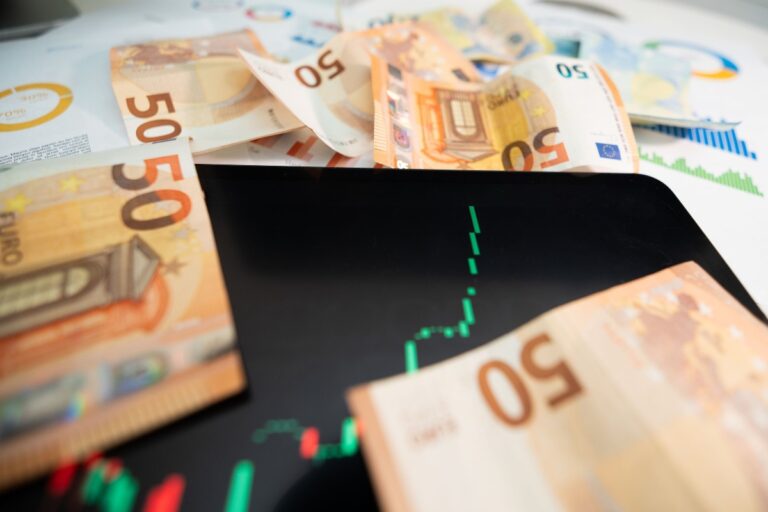 Fitch avertizează România, înainte de verdictul din 31 iulie: Țara riscă să piardă 6,5 miliarde de euro din PNRR dacă reformele întârzie