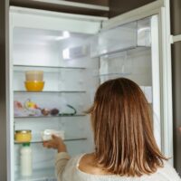 Nu păstra aceste alimente pe ușa frigiderului. Greșeala care le face să se strice mai repede