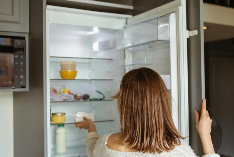 Nu păstra aceste alimente pe ușa frigiderului. Greșeala care le face să se strice mai repede