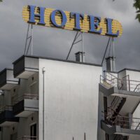 Se schimbă regulile în turism: criterii noi pentru clasificarea hotelurilor și pensiunilor, proceduri simplificate pentru operatori