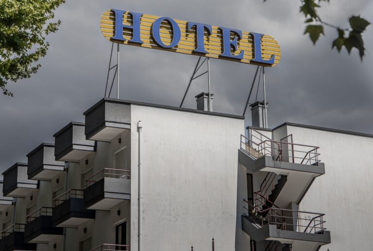 Se schimbă regulile în turism: criterii noi pentru clasificarea hotelurilor și pensiunilor, proceduri simplificate pentru operatori