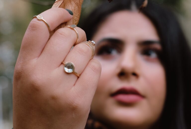 „Inelul de divorț”, noul simbol al independenței. Tot mai multe femei își transformă verigheta sau inelul de logodnă într-o nouă bijuterie