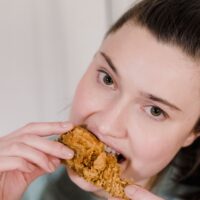 Fast-food-ul câștigă teren în 2026: românii renunță la restaurantele premium și fac alte alegeri, pentru un raport mai bun calitate-preț