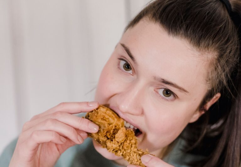 Fast-food-ul câștigă teren în 2026: românii renunță la restaurantele premium și fac alte alegeri, pentru un raport mai bun calitate-preț