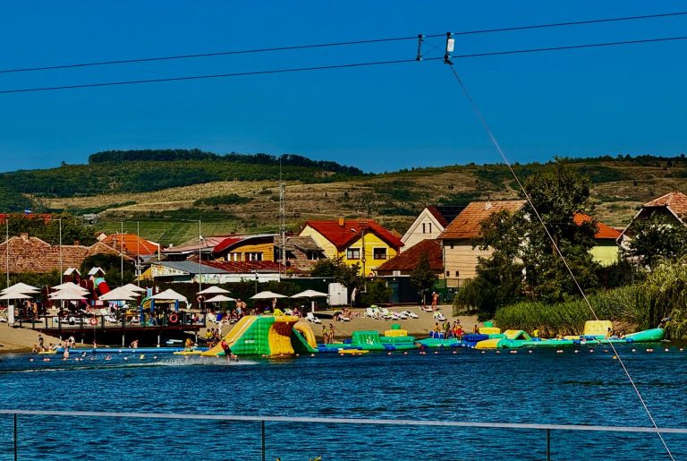 Caniculă, adrenalină și relaxare: O zi de vară la Lacul lui Binder, oază sibiană născută din istorie