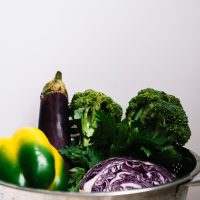 Trei legume pe care este mai sigur să nu le consumi crude. Ce recomandă un gastroenterolog