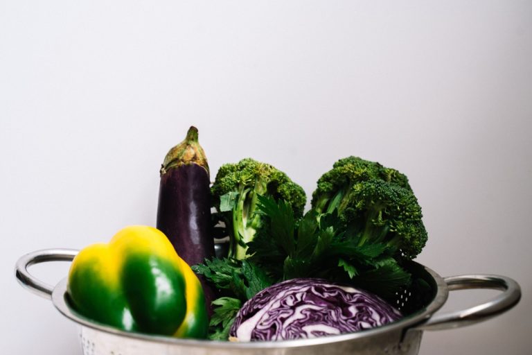Trei legume pe care este mai sigur să nu le consumi crude. Ce recomandă un gastroenterolog