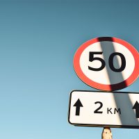 UE analizează limitarea automată a vitezei mașinilor. Vehiculele ar putea refuza accelerarea peste limita legală
