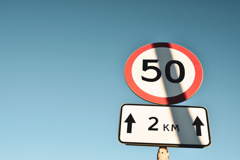 UE analizează limitarea automată a vitezei mașinilor. Vehiculele ar putea refuza accelerarea peste limita legală