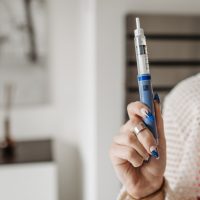 Studiu BMJ: Medicamentele pentru slăbit precum Ozempic, Wegovy și Mounjaro, asociate cu un risc mai mare de cădere a părului