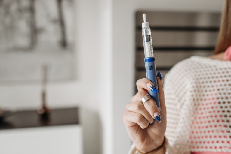 Studiu BMJ: Medicamentele pentru slăbit precum Ozempic, Wegovy și Mounjaro, asociate cu un risc mai mare de cădere a părului