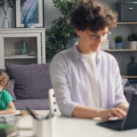România, ultima în UE la joburi remote. Cererea este uriașă, dar specialiștii ajung să lucreze pentru companii din străinătate