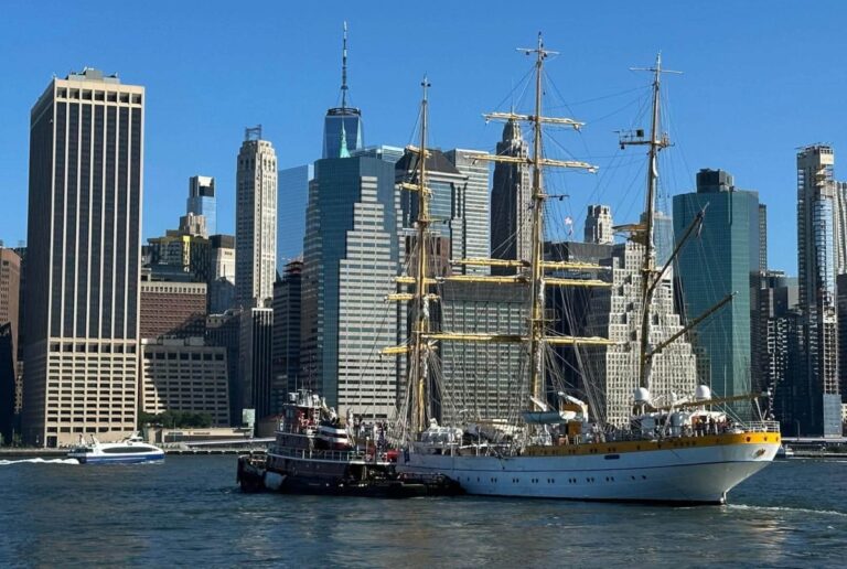 Nava Școală „Mircea” navighează spre Boston și intră în cursa „Trofeul celor 5 Surori”, după plecarea din New York